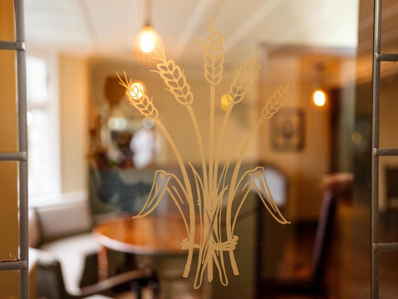 Отель The Wheatsheaf At Beetham Sandside  Экстерьер фото